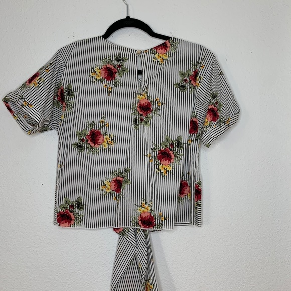 Floral top - Picture 2 of 2